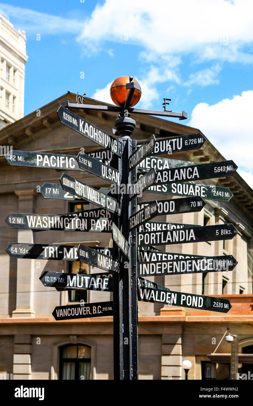 Destinations monde panneau dans Pioneer Courthouse Square, connu sous le nom de Portland séjour dans le centre-ville de Portland, Oregon Banque D'Images