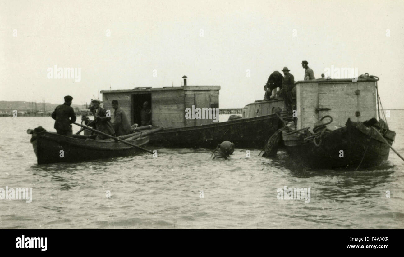 Plongeur avec une tourelle de plongée dans la mer lors de la construction du port de Durres, Albanie Banque D'Images