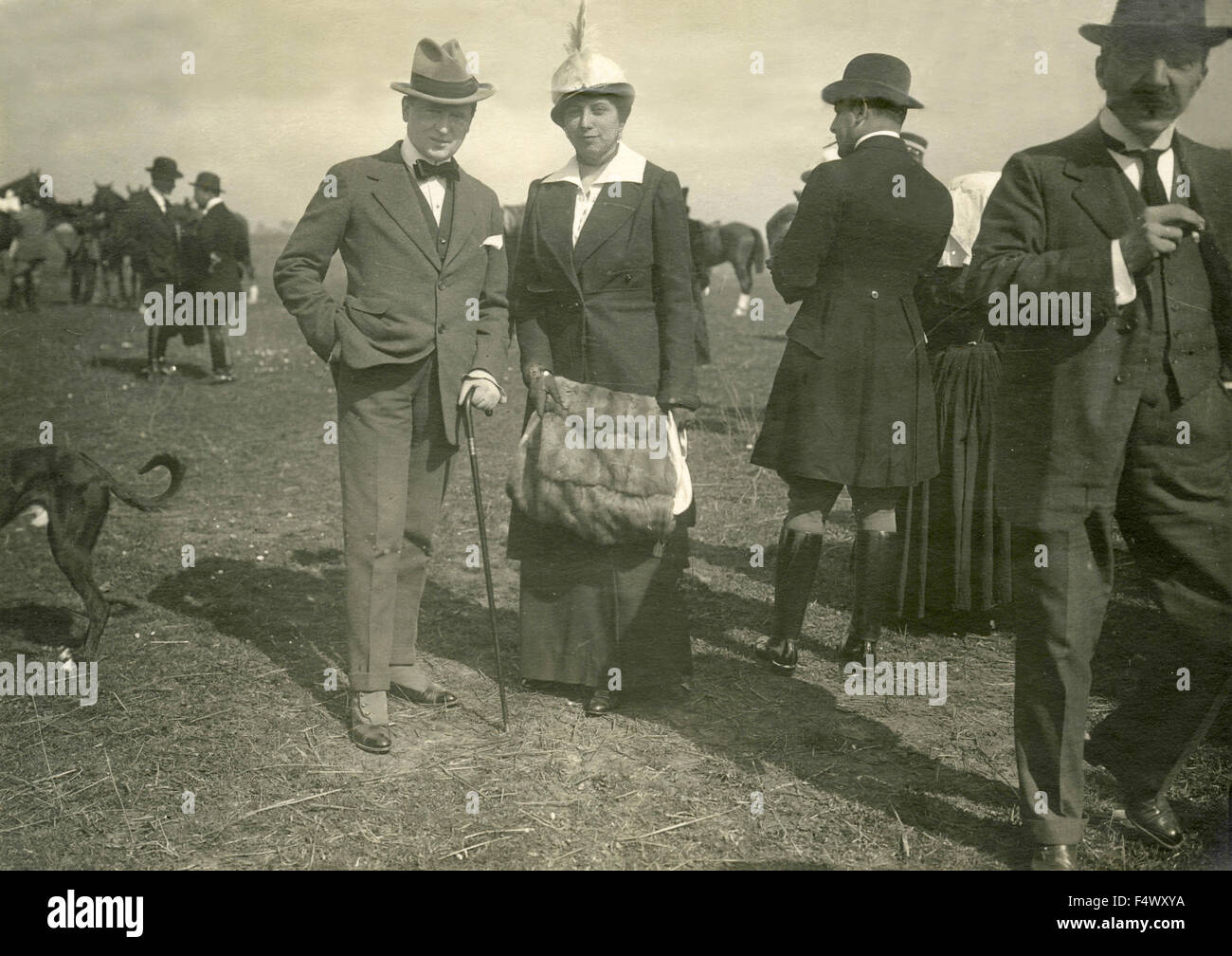 Messieurs et d'une femme à l'hippodrome, Italie Banque D'Images