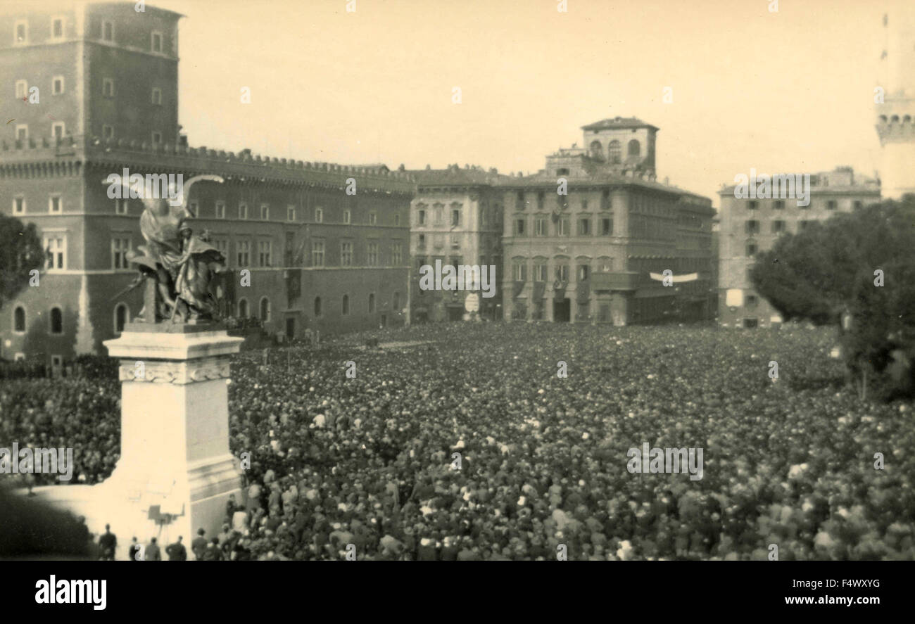 Rassemblement d'entendre le Duce Benito Mussolini à Piazza Venezia, Rome, Italie Banque D'Images