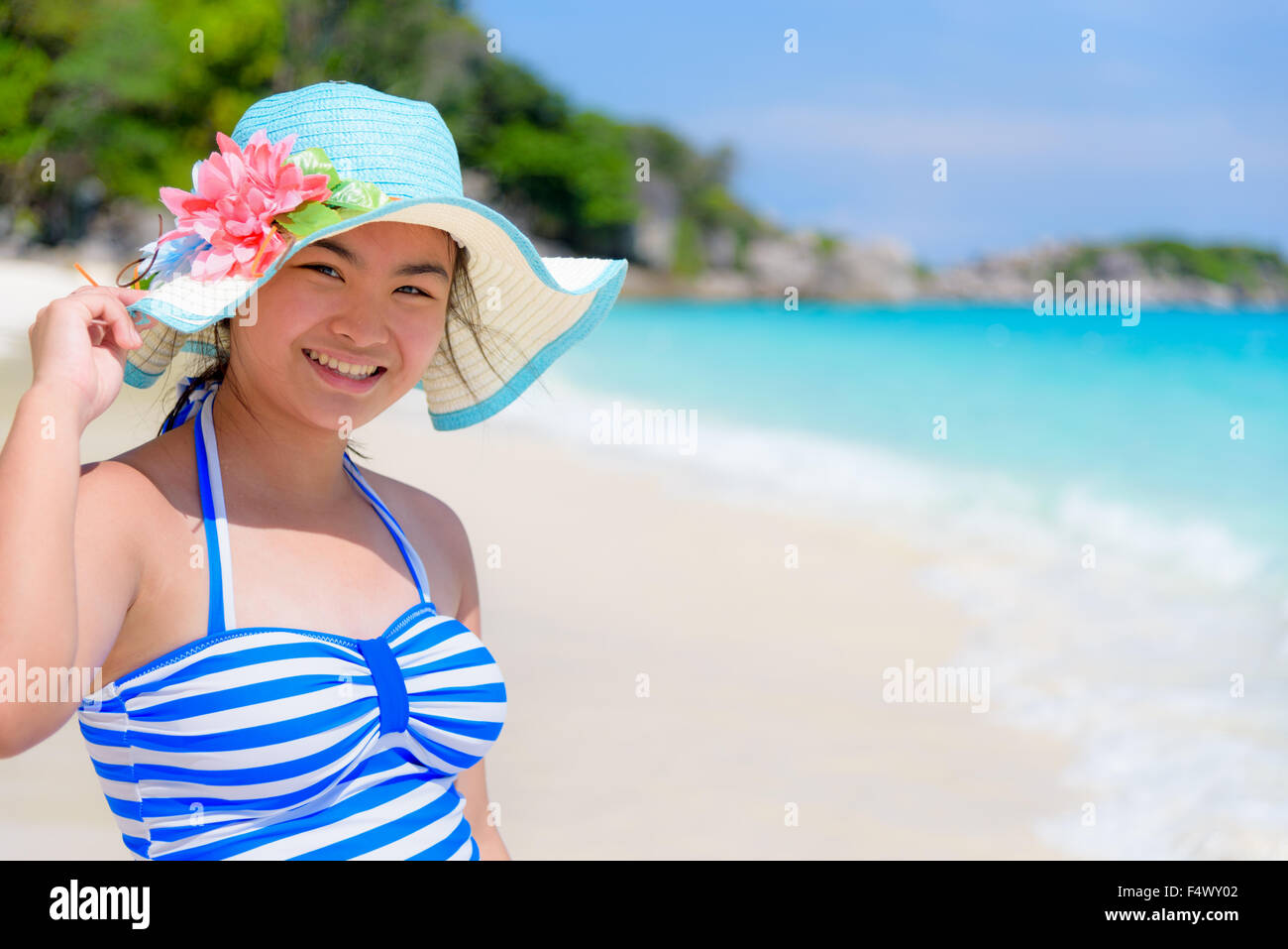 Tourist fille en bleu blanc rayé maillot article posent avec des professionnels sur la belle plage et la mer en été à l'île de Koh Miang Banque D'Images