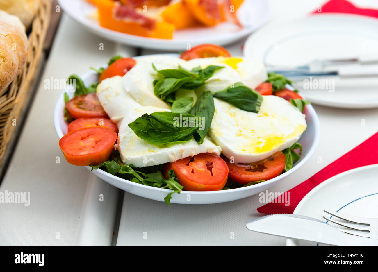 Insalata Caprese, salade de tomates et mozzarella italienne Banque D'Images