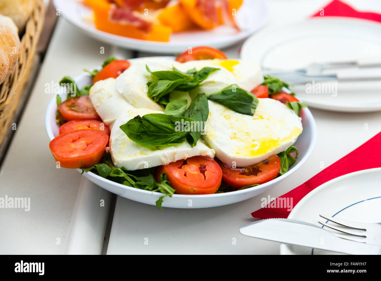 Insalata Caprese, salade de tomates et mozzarella italienne Banque D'Images