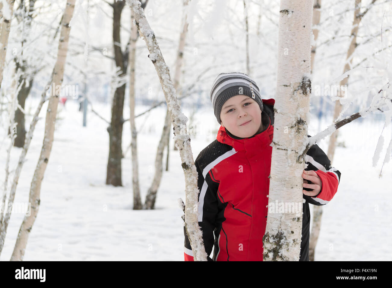 Adolescents dans winter park Banque D'Images