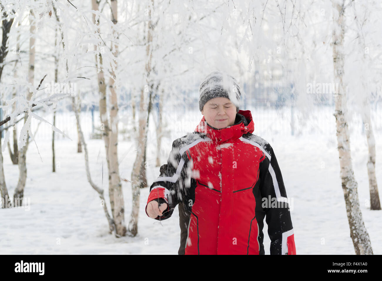 Adolescents dans winter park Banque D'Images