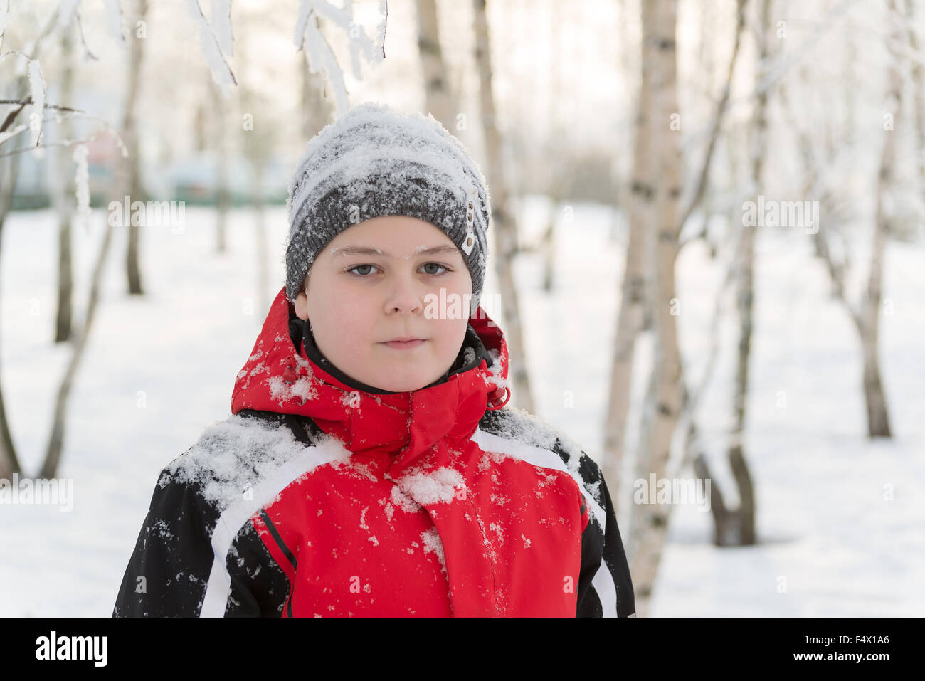 Adolescents dans winter park Banque D'Images