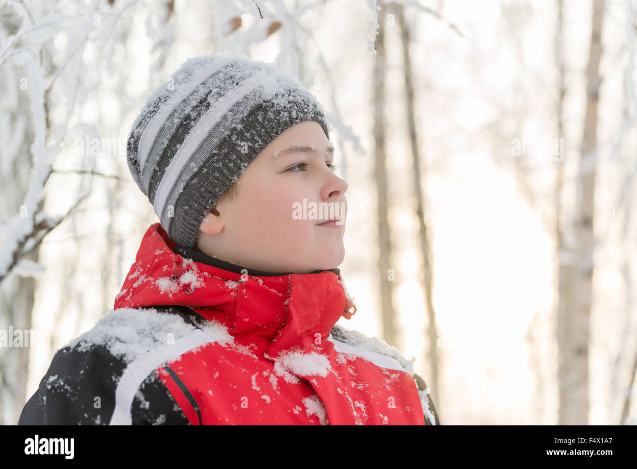 Adolescents dans winter park Banque D'Images
