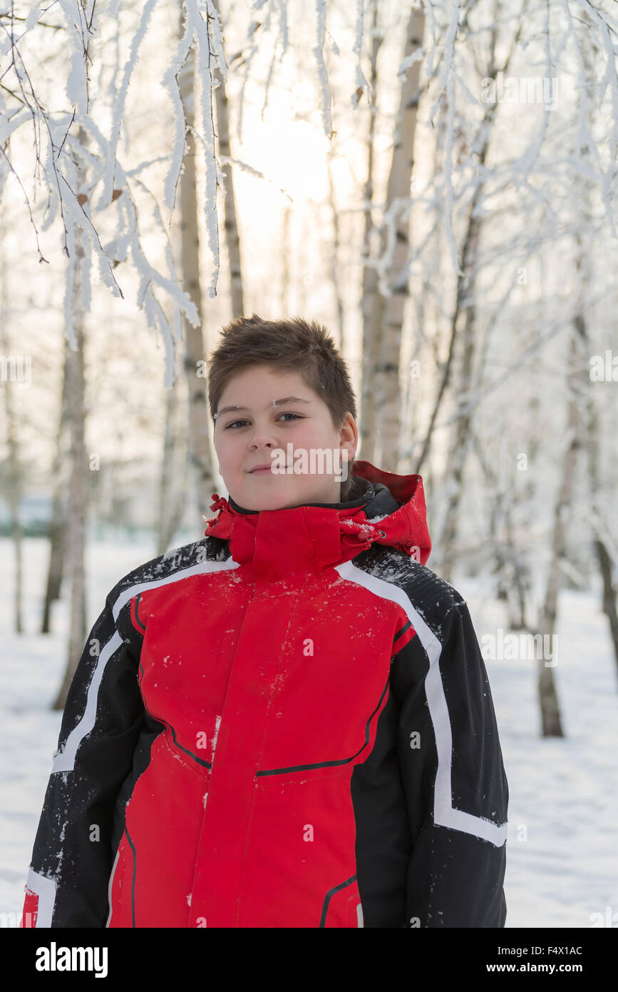 Adolescents dans winter park Banque D'Images