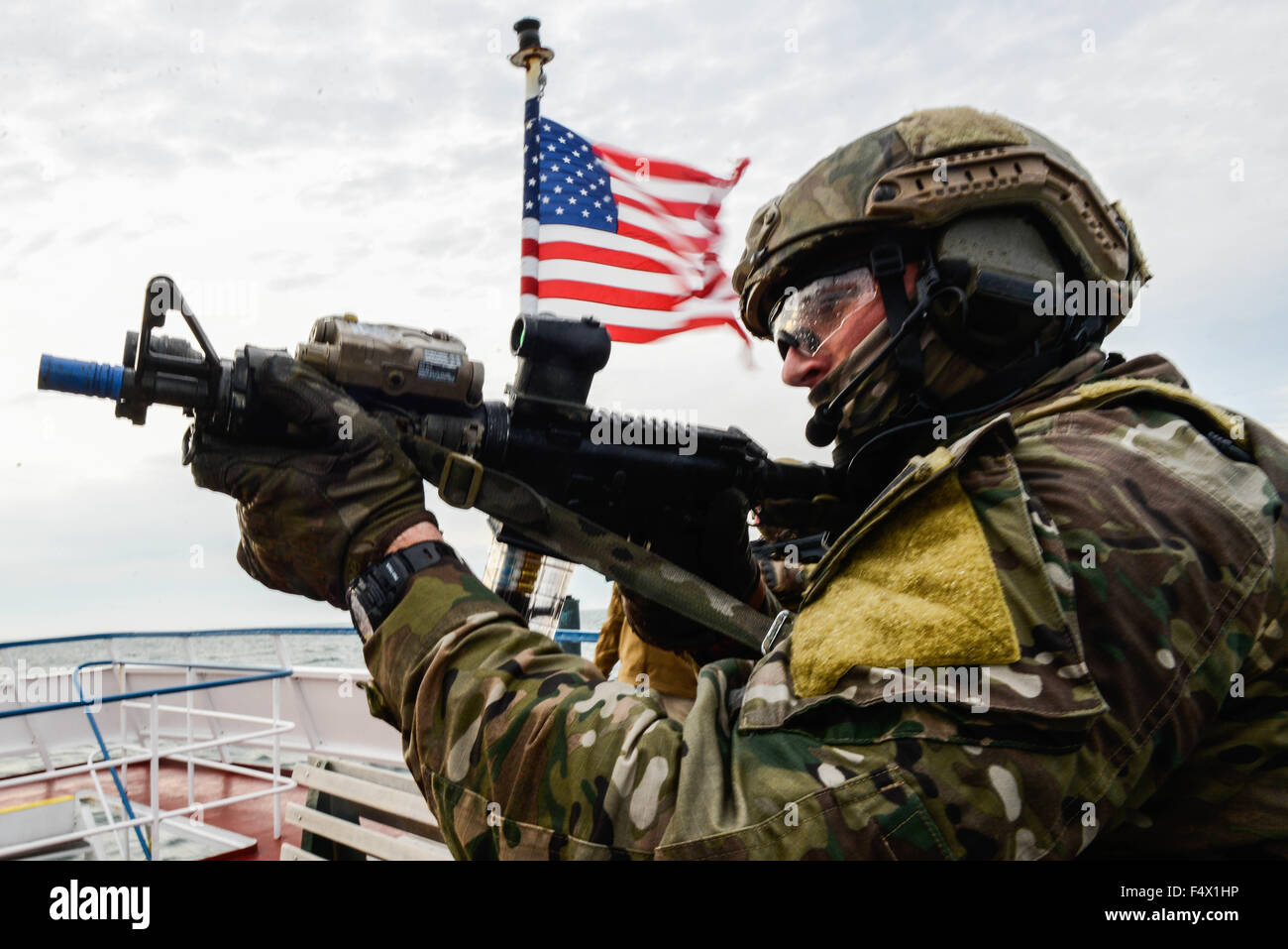 Un commando avec la U.S. Coast Guard's Maritime Security Response Team prêt force d'assaut tactique lors d'un arraisonnement en mer le 22 octobre 2015 Exercice à Hyannis, Massachusetts. Banque D'Images