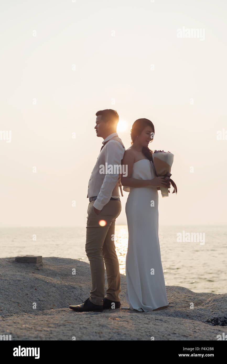 Mariage romantique en plein air avant le coucher du soleil romantique robe de plage copain copine Banque D'Images