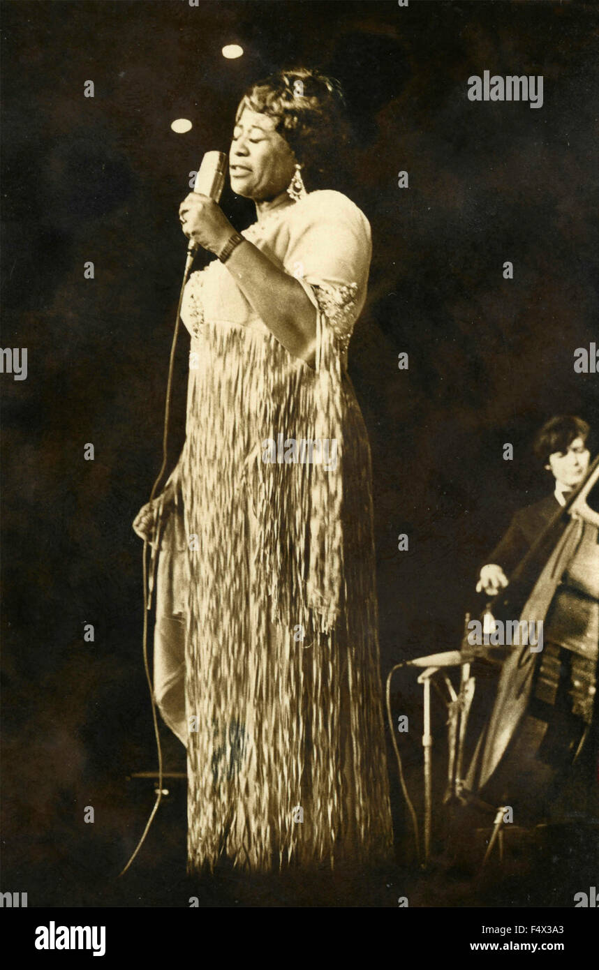 La chanteuse afro-américaine Ella Fitzgerald lors d'un concert Banque D'Images