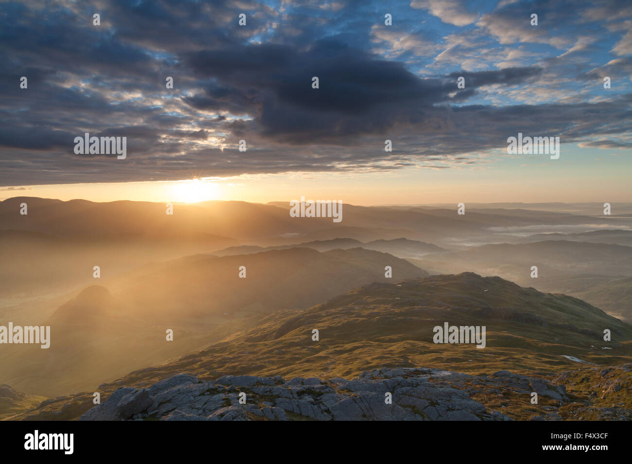 Sunrise de Pike O'Blisco surplombant Lingmoor tomba, Lake District, UK Banque D'Images