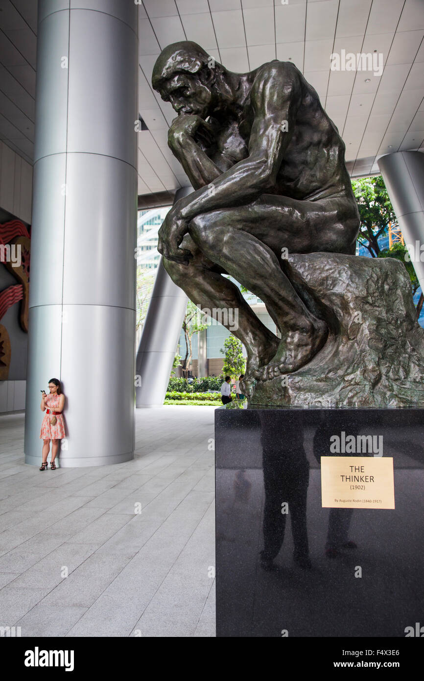 Singapour, bronce exprimés de la célèbre sculpture d'Auguste Rodin au foyer du bâtiment Bayfront OUB Banque D'Images