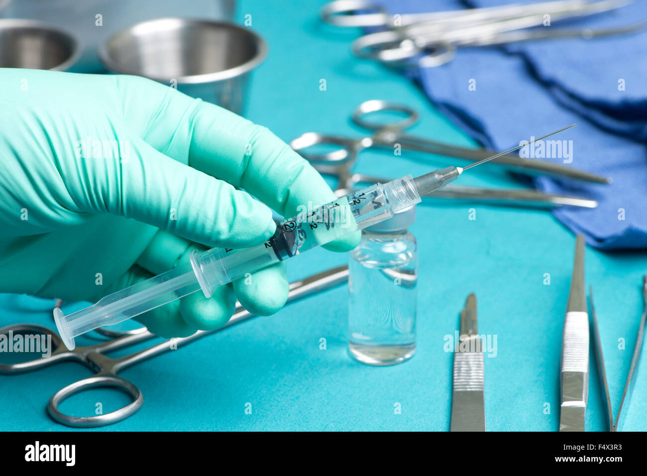 Seringue avec médicament attire technicien au cours de procédure chirurgicale. Banque D'Images