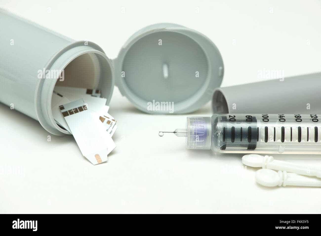 Des gouttelettes sur l'insuline stylo à insuline aiguille avec compteur, bandes et cannister. Banque D'Images