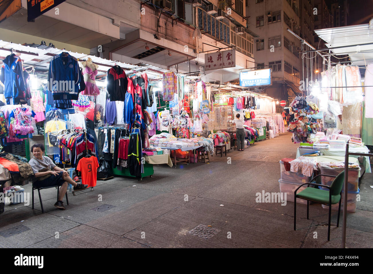 HONG KONG, CHINE - 21 OCT 2015 : marché nocturne de Hong Kong. Vente de vêtements à bas prix. Banque D'Images