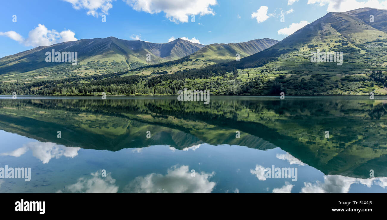 Les montagnes de l'Alaska le long de la Seward Highway en été | partie de la chaîne de montagnes Chugach se reflétant dans le lac Summit / Péninsule Kenai Banque D'Images