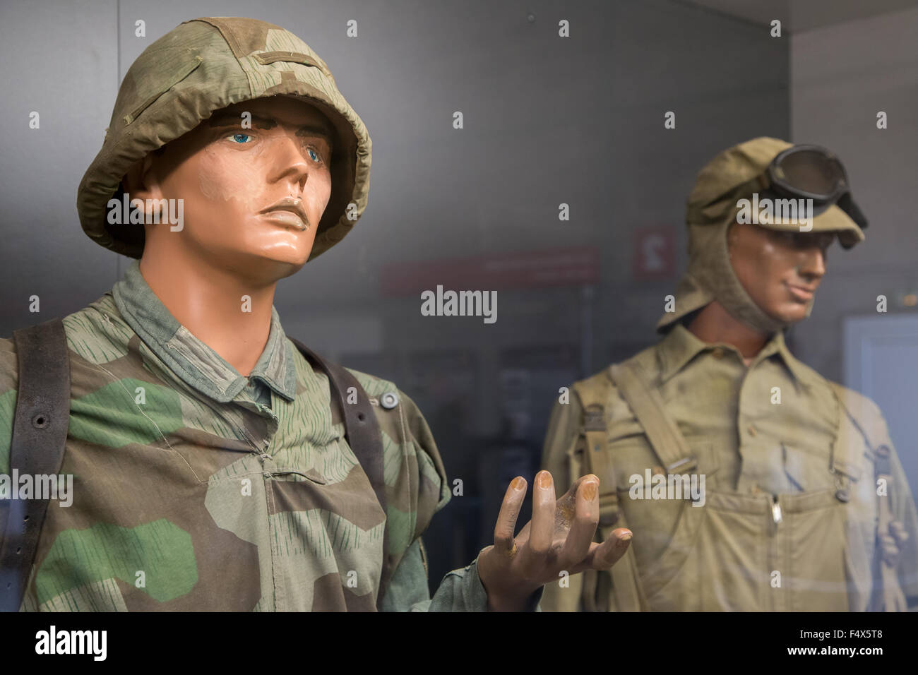 Mannequins mannequin en temps de guerre ww2 costume uniforme en vitrine à Ecausseville hangar d