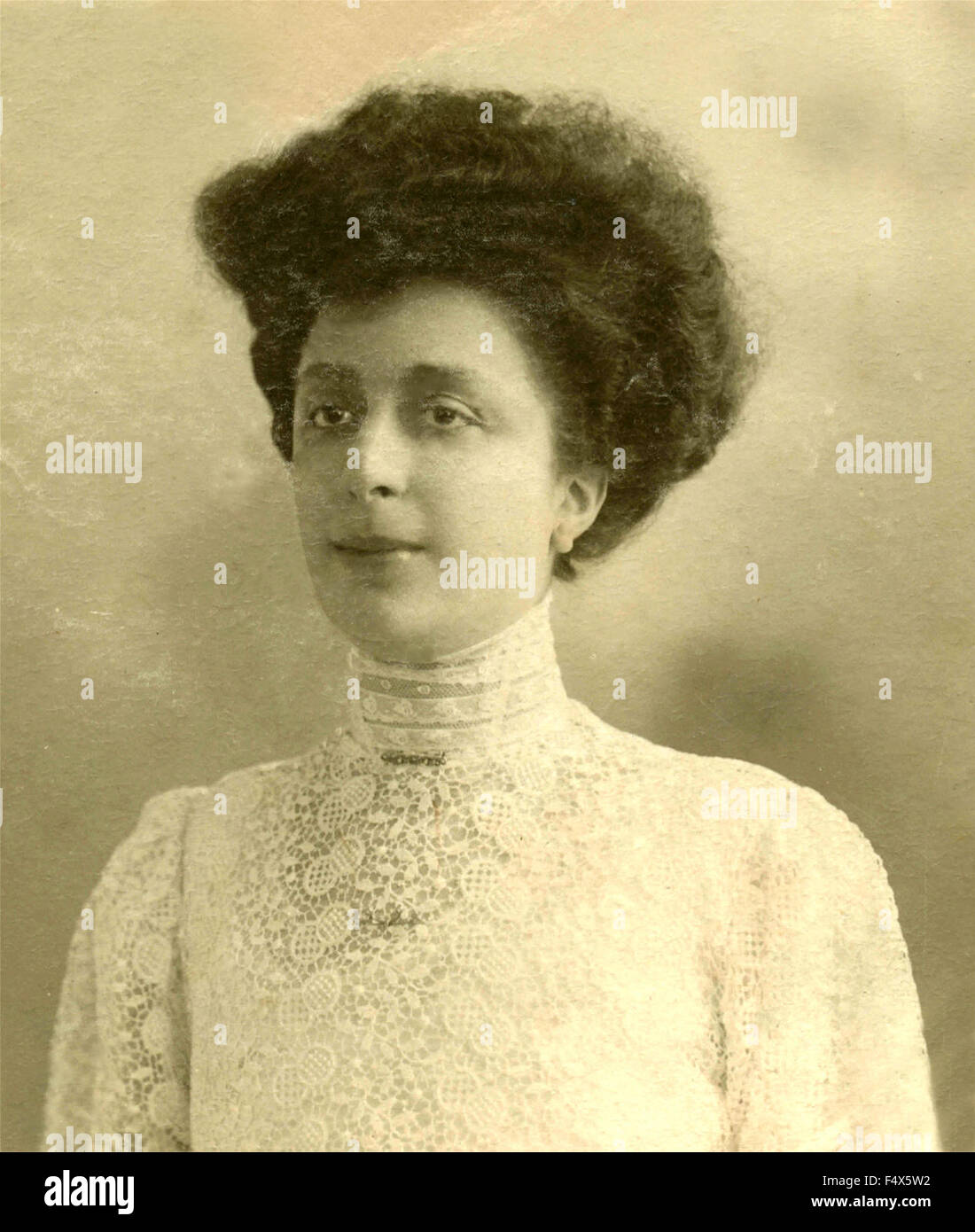 Portrait d'une femme avec une robe en dentelle blanche avec col montant, Italie Banque D'Images