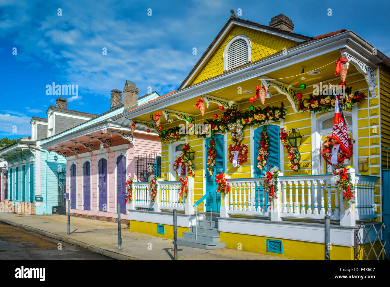 Un classique et coloré décoré dans chalet créole garland et couronnes pour les vacances de Noël dans le quartier français de New Orleans LA Banque D'Images