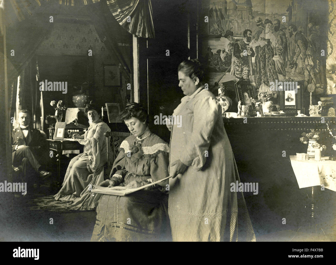 Un petit groupe de la famille à la maison, Italie Banque D'Images