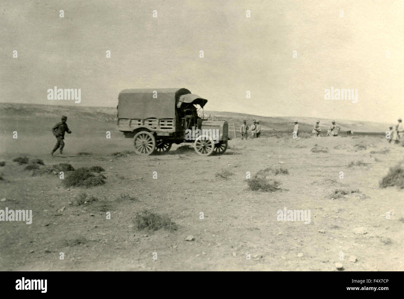 Un camion de l'armée près de creuser des tranchées Les soldats Banque D'Images