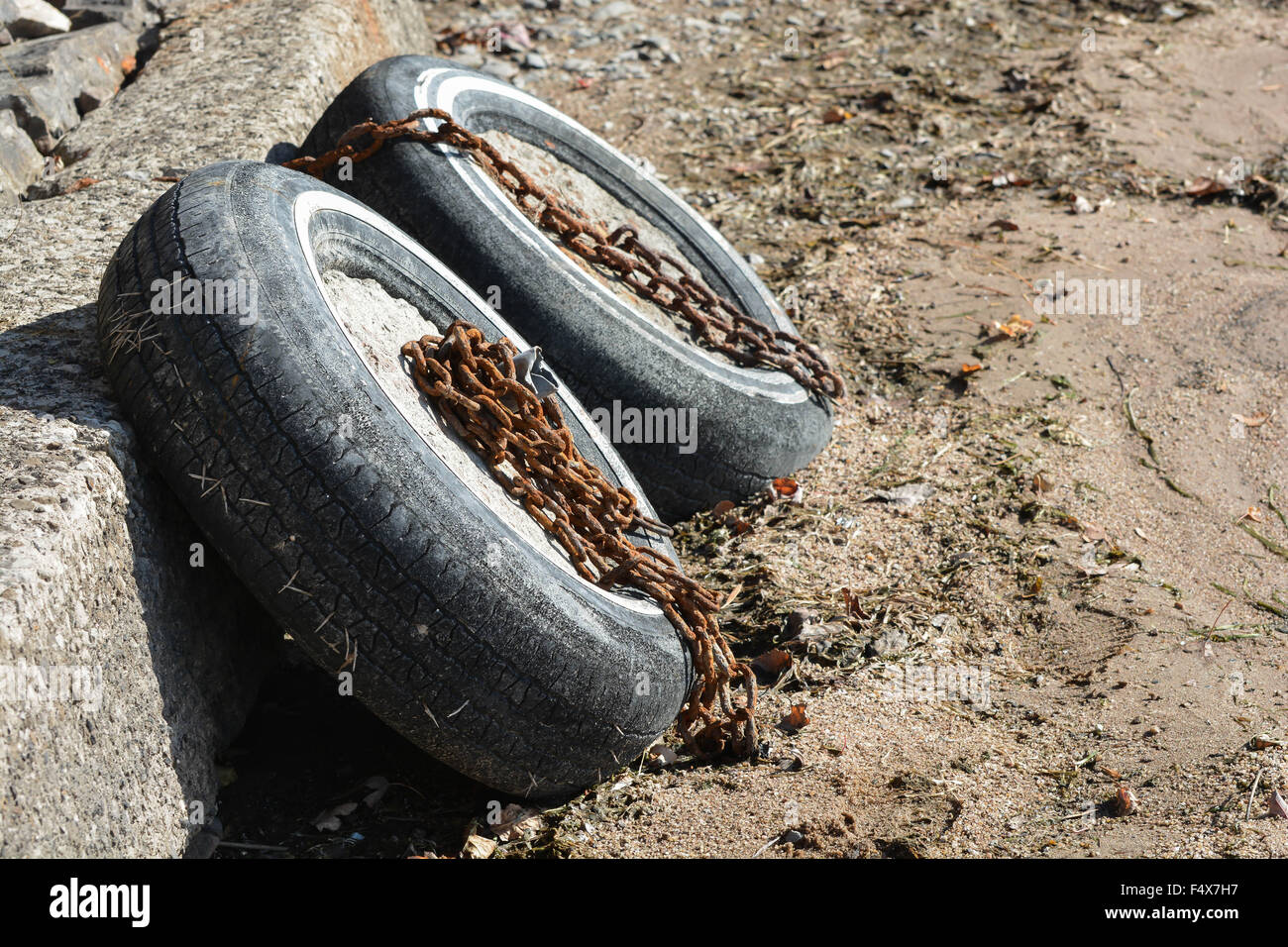 Deux pneus sur une plage Banque D'Images