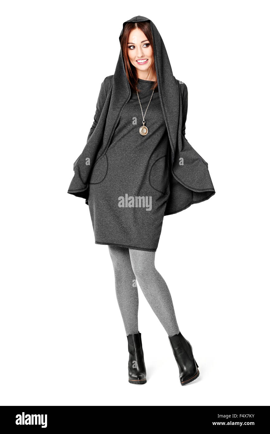 Belle jeune femme posant dans une robe grise. Look book fashion. Banque D'Images