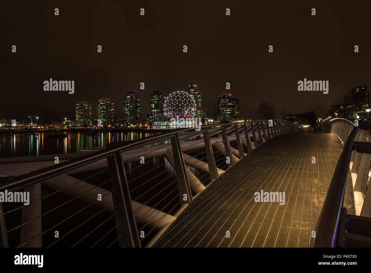Vancouver la nuit - Vue de False Creek de Telus World of Science, d'immeubles à appartements et False Creek Bridge Banque D'Images