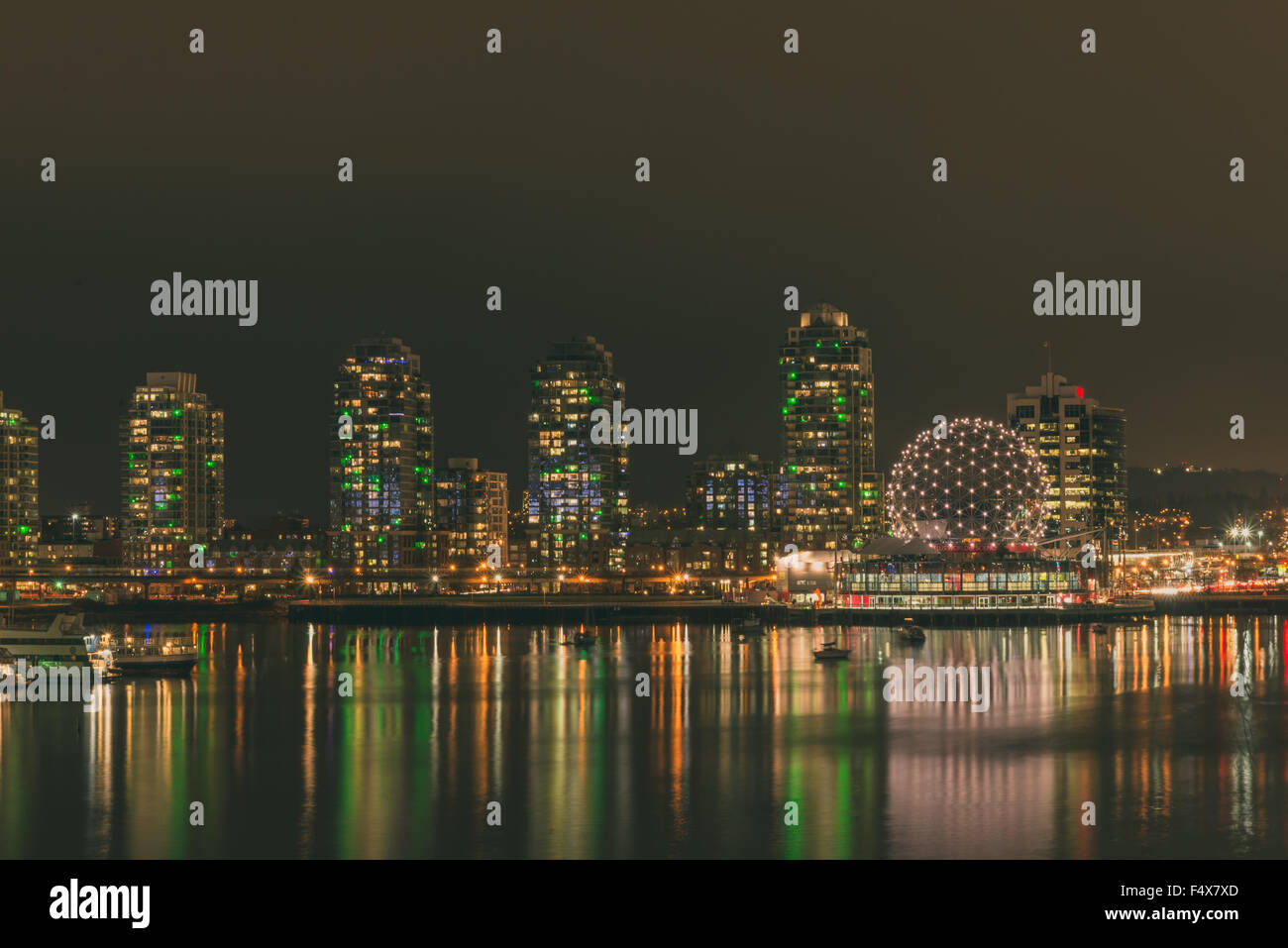 Vue vers l'est du pont Cambie, Vancouver bâtiments avec les feux verts, Science World & Main Street la nuit Banque D'Images