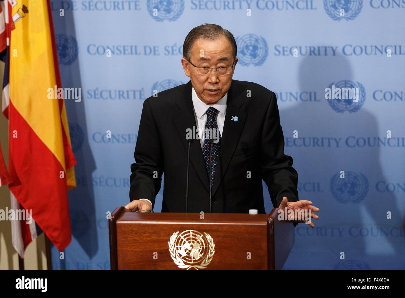 New York, USA. 23 Oct, 2015. Le Secrétaire Général des Nations Unies Ban Ki-moon parle aux journalistes au siège des Nations Unies à New York, le 23 octobre 2015. Ban Ki-moon, a déclaré vendredi qu'il était "profondément troublé" par ce qu'il a vu sur sa visite vient de s'achever à la violence de toutes parts, Moyen-Orient, exprimant la crainte que les tensions ont "le potentiel d'ajouter une dimension religieuse" qui pourrait être exploité sur les deux côtés. Credit : Muzi Li/Xinhua/Alamy Live News Banque D'Images