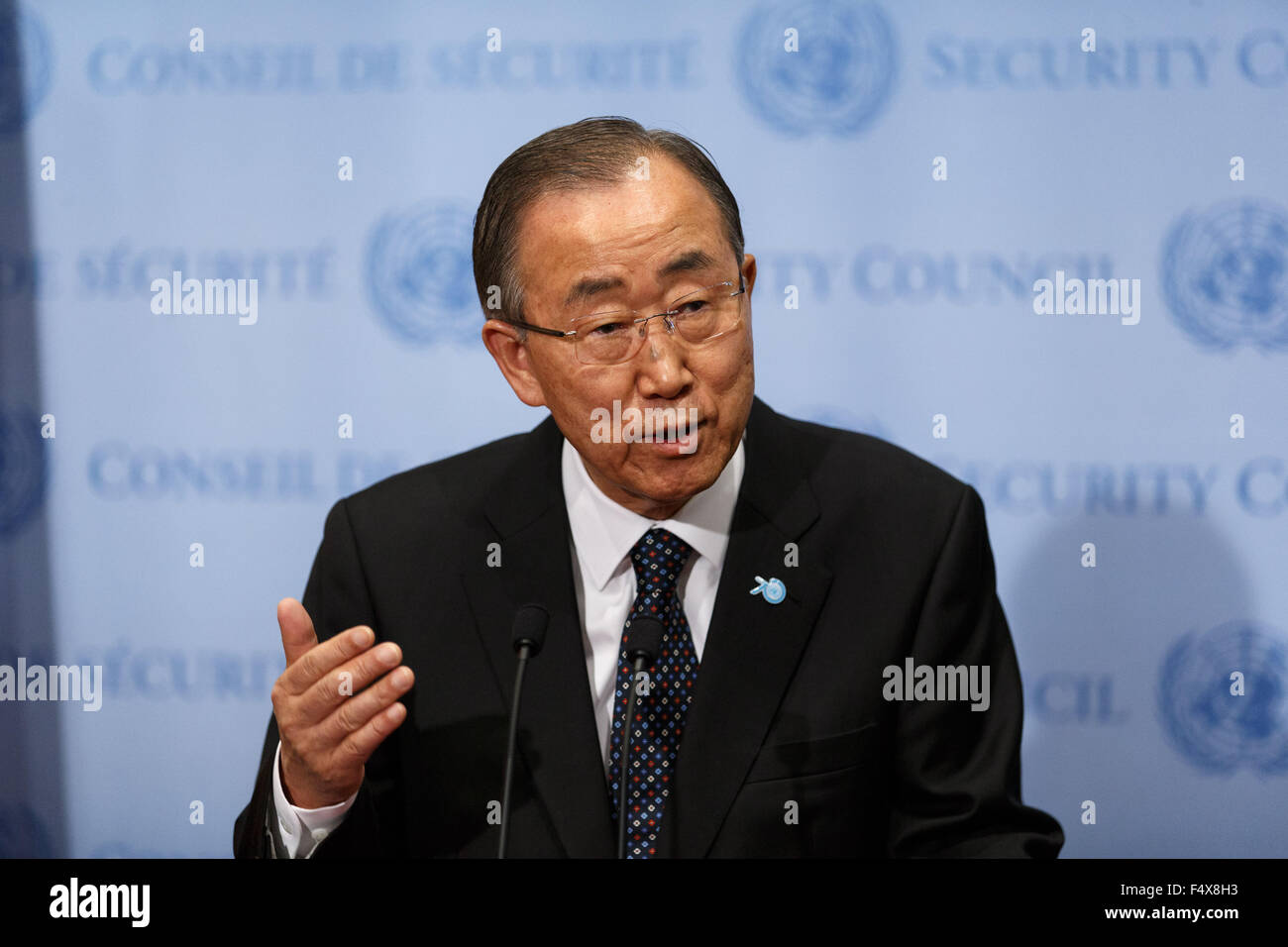 New York, USA. 23 Oct, 2015. Le Secrétaire Général des Nations Unies Ban Ki-moon parle aux journalistes au siège des Nations Unies à New York, le 23 octobre 2015. Ban Ki-moon, a déclaré vendredi qu'il était "profondément troublé" par ce qu'il a vu sur sa visite vient de s'achever à la violence de toutes parts, Moyen-Orient, exprimant la crainte que les tensions ont "le potentiel d'ajouter une dimension religieuse" qui pourrait être exploité sur les deux côtés. Credit : Muzi Li/Xinhua/Alamy Live News Banque D'Images