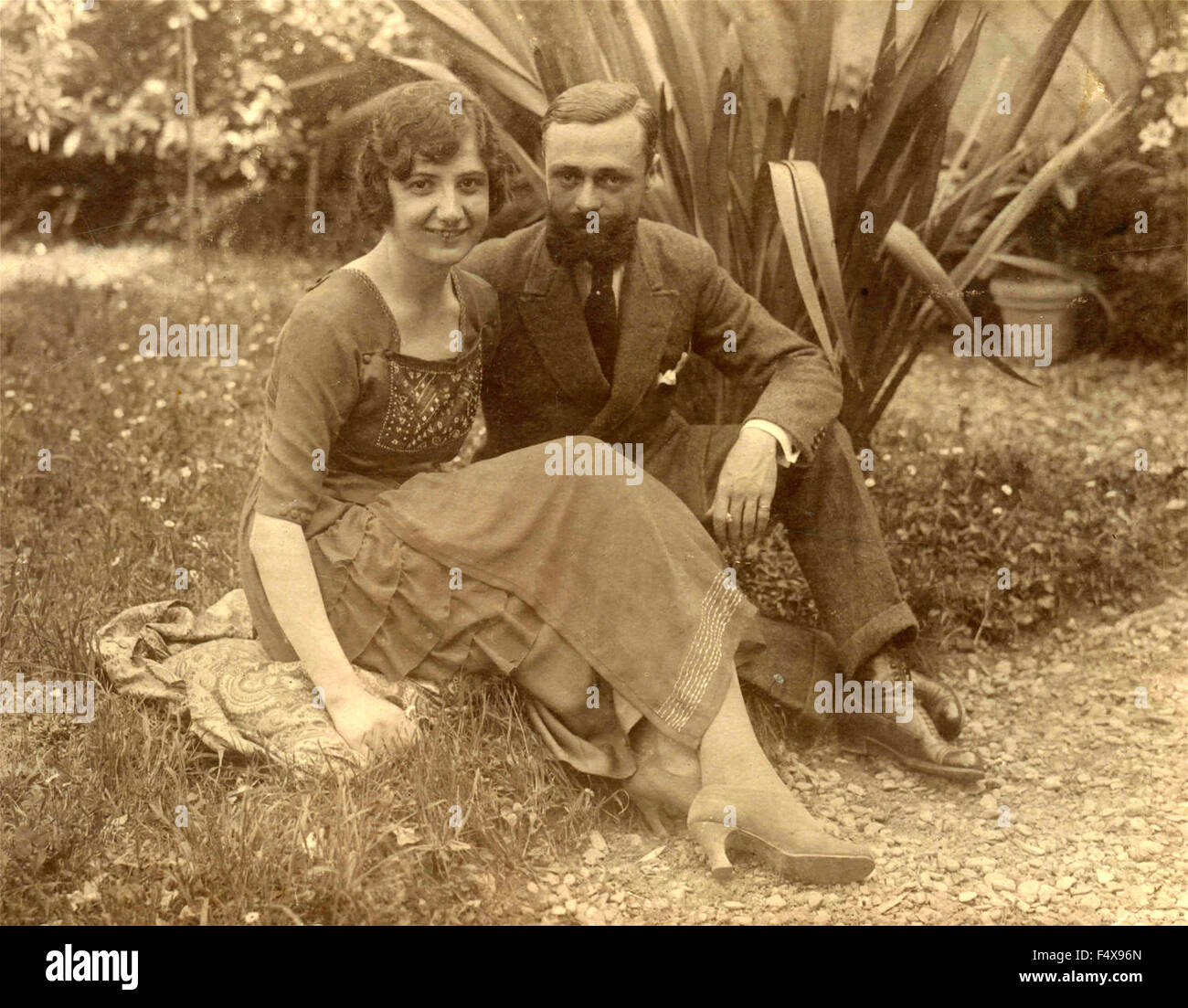 Un couple assis sur le sol, Italie Banque D'Images