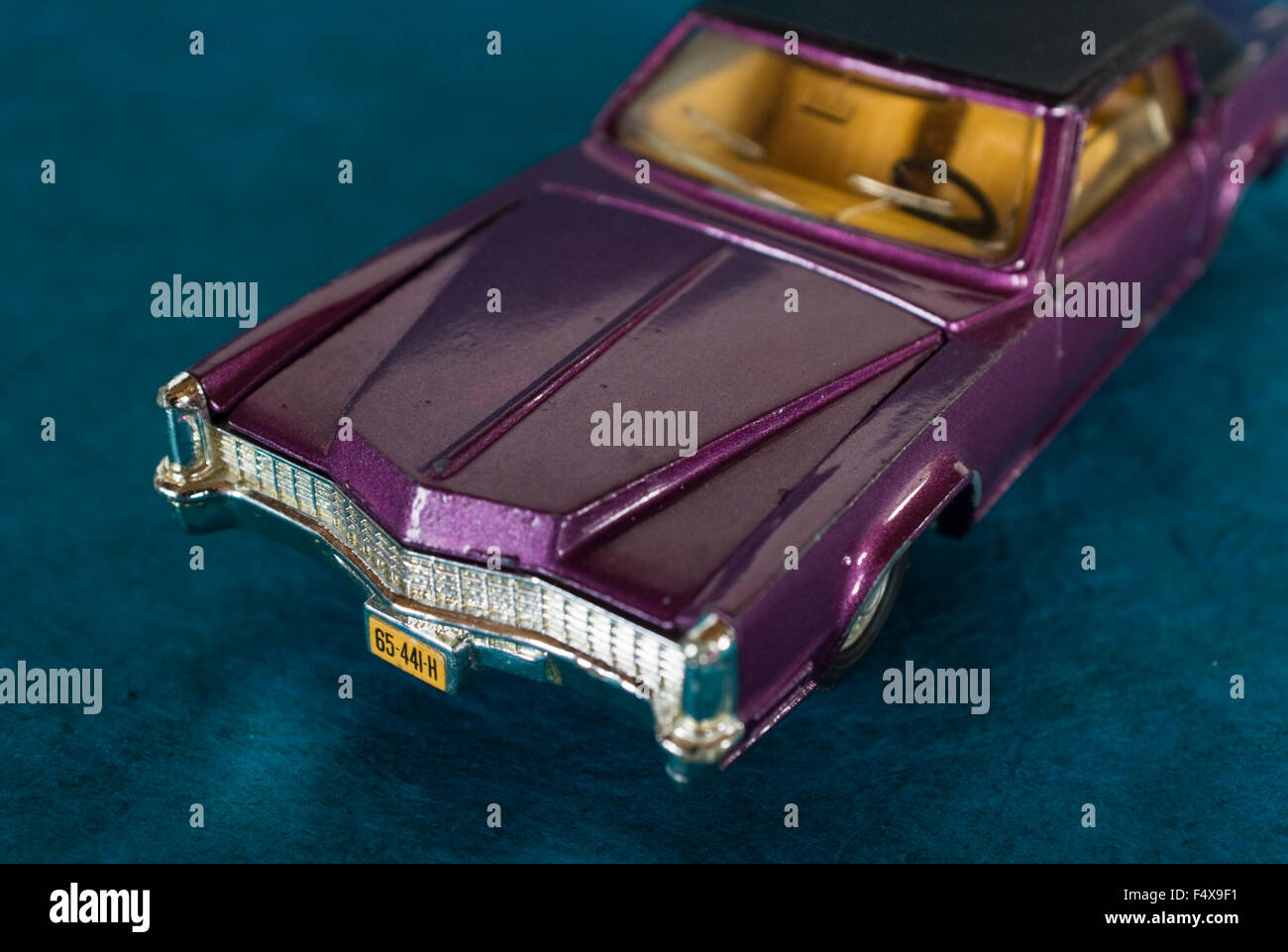 Dinky Cadillac Eldorado, violet, extravagante salon de voiture américaine. Banque D'Images