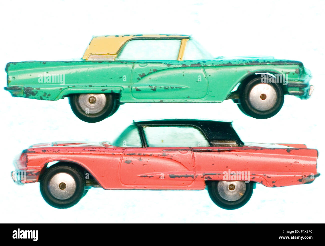 Thunderbirds dinky Ford x2. Rose et vert. profil, bashed et battues. Banque D'Images