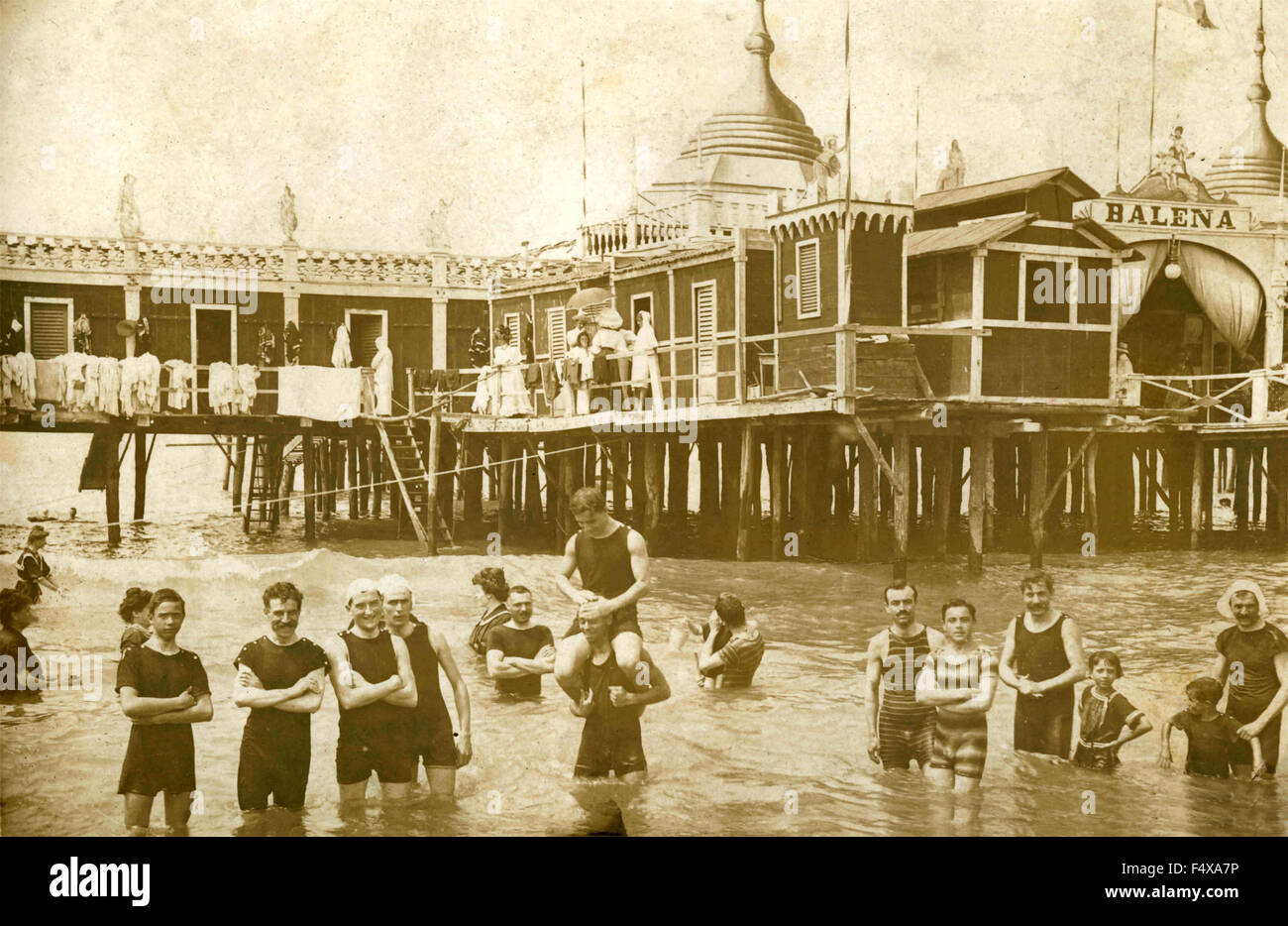 Grand groupe de personnes à la plage avec des maillots noirs, Italie Banque D'Images