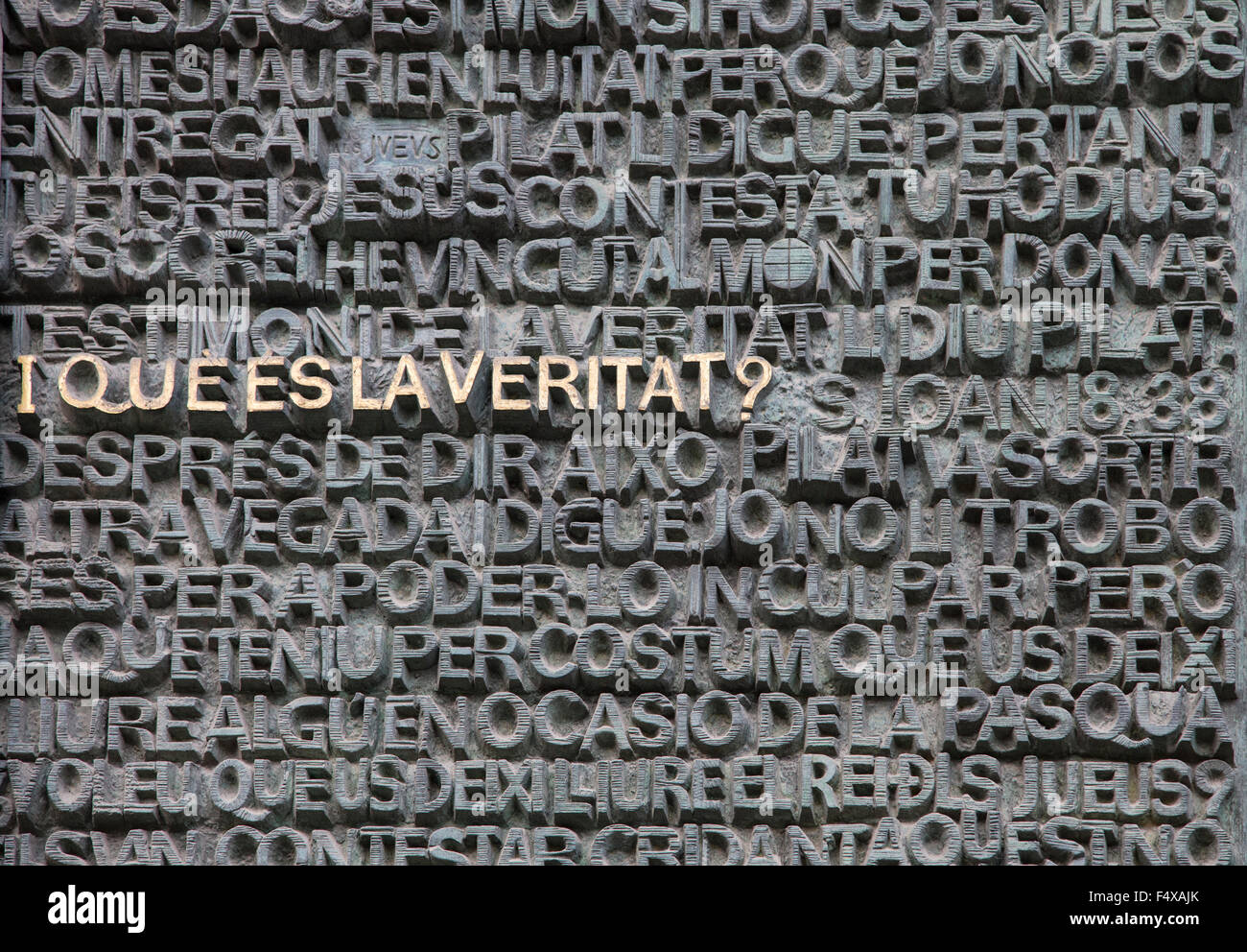 Barcelone, Espagne - 22 septembre 2015 : l'écriture sur façade de la passion de la Sagrada Familia. Dans le catholicisme profond de Gaudi Banque D'Images