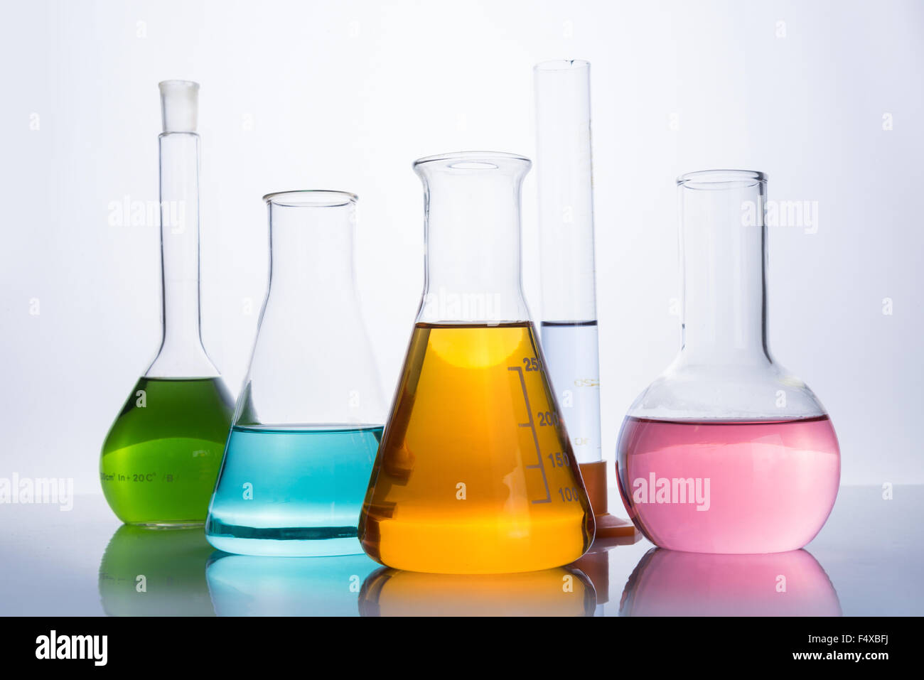 Matériel de laboratoire chimie, flacons et tube à essai réactifs couleur Banque D'Images