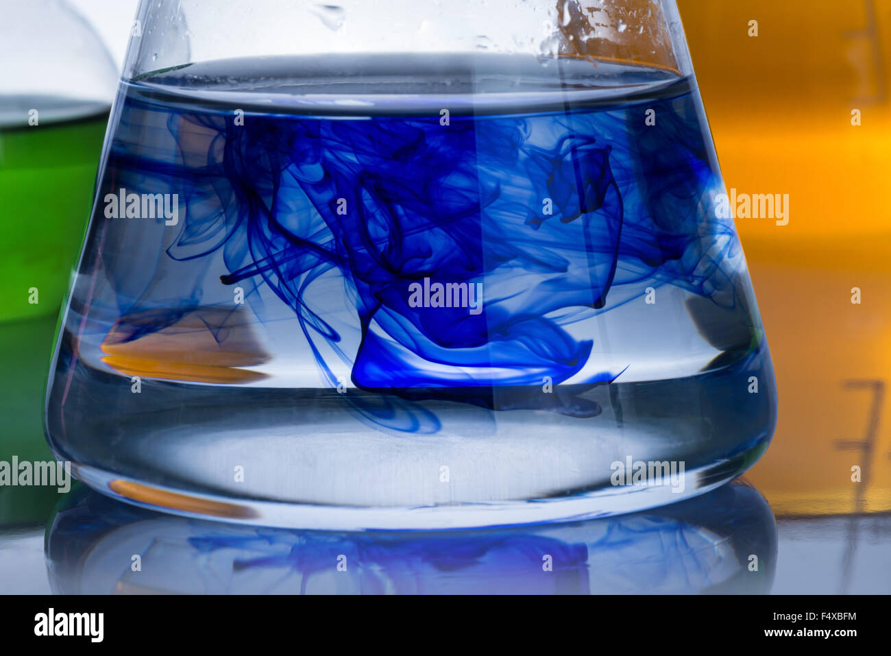 Matériel de laboratoire chimie et blue drop dans le liquide dans le ballon Banque D'Images