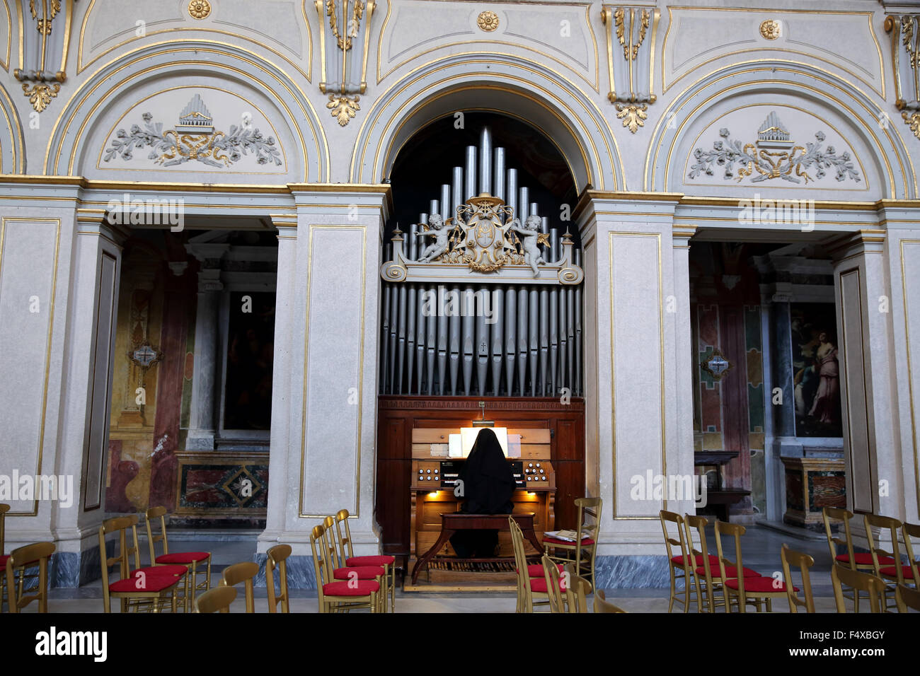 Un organe d'être joué dans la Basilique de Santa Cecilia in Trastevere à Rome Banque D'Images