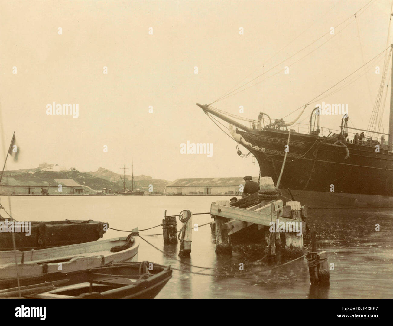 Un navire au port à côté de petits bateaux, France Banque D'Images