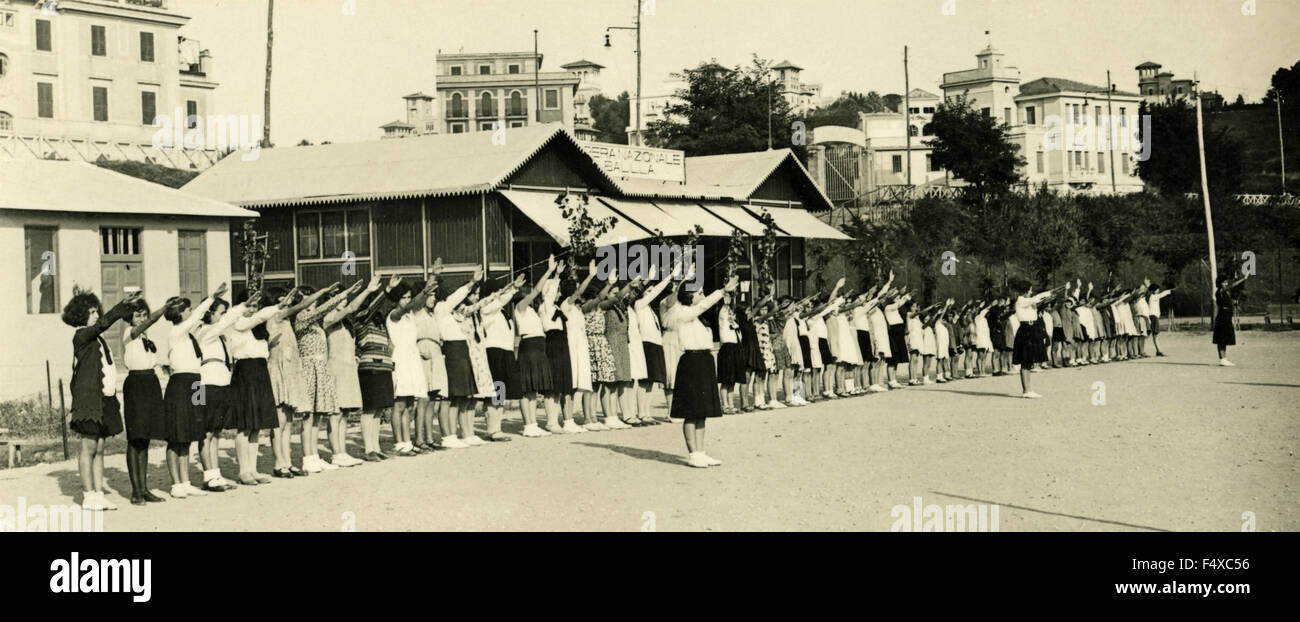 Les jeunes femmes fasciste accueil à la Légion Romaine Marinara Caio Duilio, Rome, Italie Banque D'Images