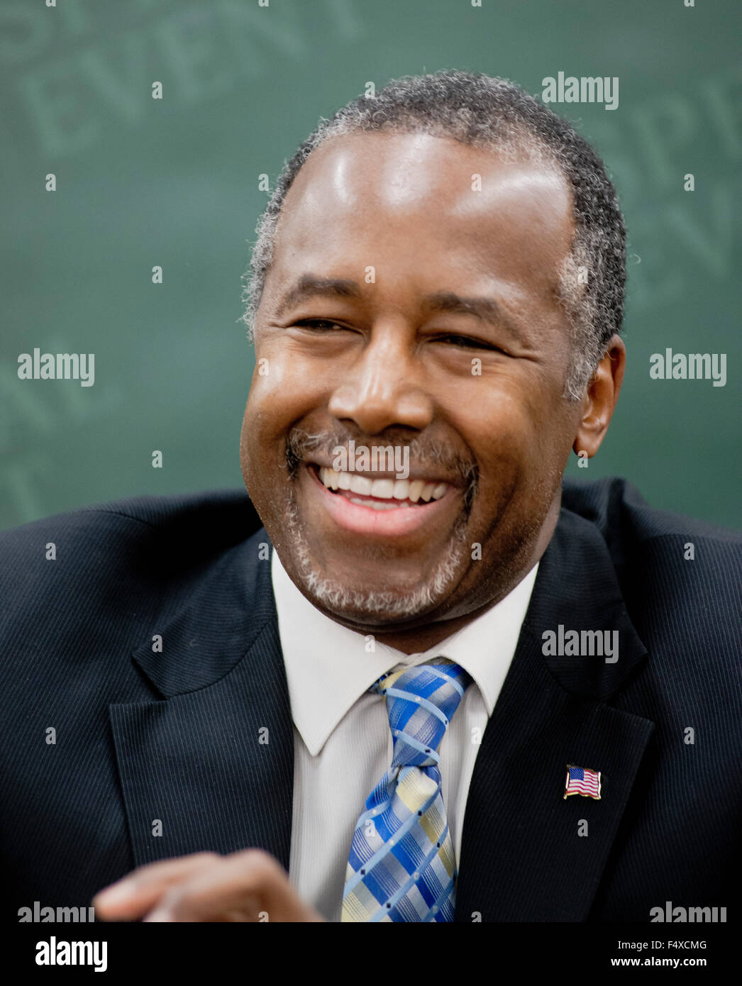 Overland Park, Kansas, États-Unis. 23 Oct, 2015. Le Dr Ben Carson signature books à l'Mardel book store de Overland Park, Kansas. Credit : Crédit : mark reinstein/Alamy Live News Banque D'Images