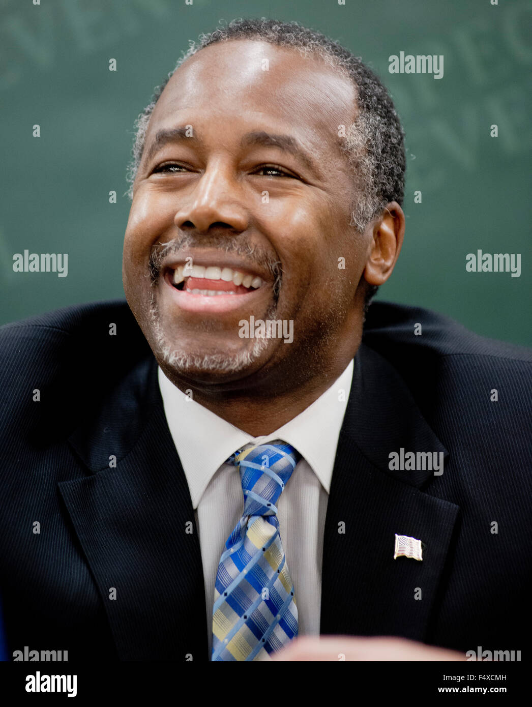 Overland Park, Kansas, États-Unis. 23 Oct, 2015. Le Dr Ben Carson signature books à l'Mardel book store de Overland Park, Kansas. Credit : Crédit : mark reinstein/Alamy Live News Banque D'Images