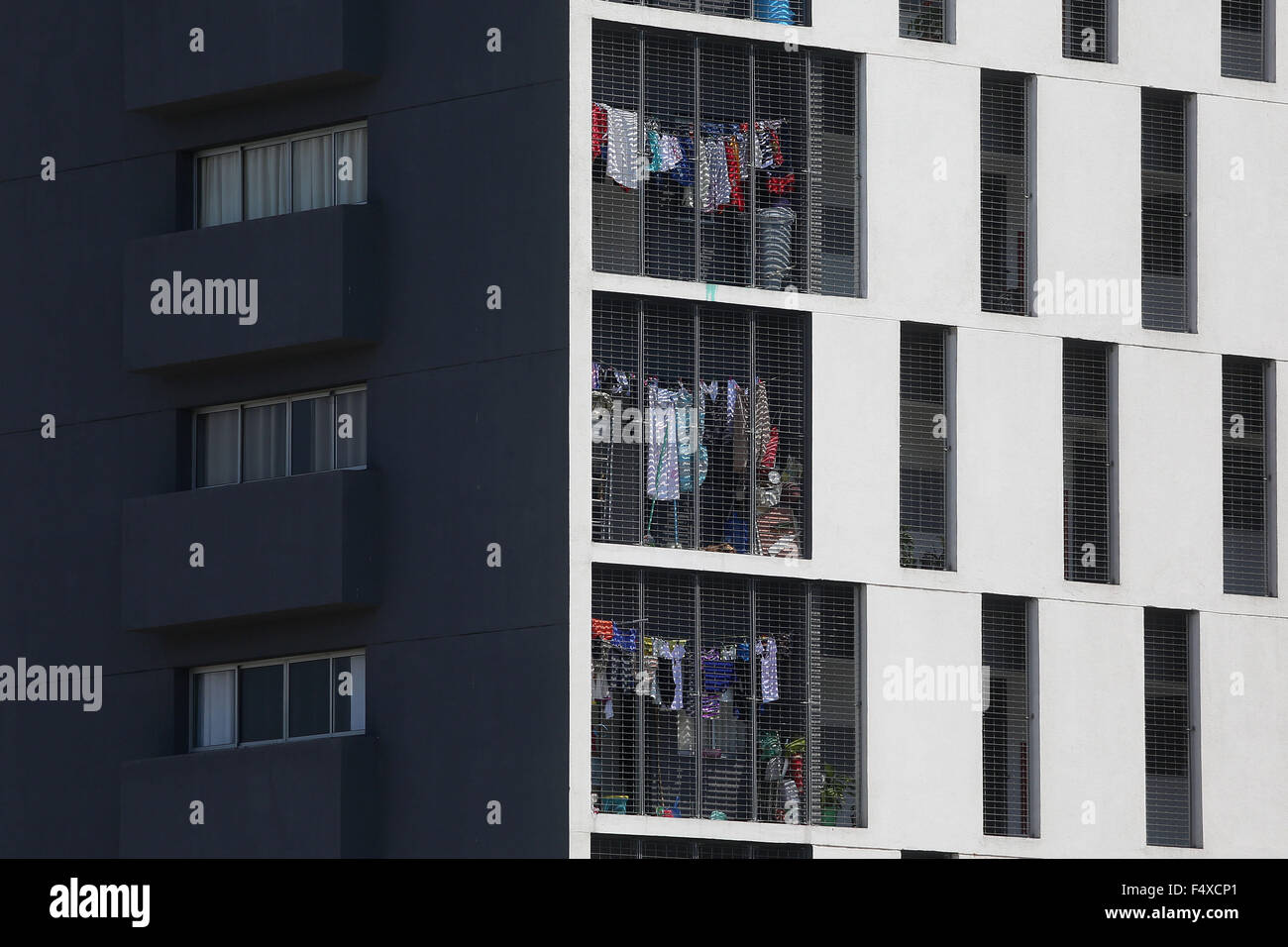 Sao Paulo. 20 Oct, 2015. Image prise le 20 octobre 2015 tours montre de 'Jardim Edite' le complexe de logements sociaux à Sao Paulo, Brésil. Les 25 500 m ? Complexe de 525 maisons, promu par le Ministère du logement de Sao Paulo, possède une pépinière, une unité de services de santé et une école. Dans une zone de haute contexte socio-économique, y compris les grandes entreprises, Jardim Edite est un projet de logement social visant à briser l'écart de l'inégalité sociale pour les personnes avec peu de ressources. © Rahel Patrasso/Xinhua/Alamy Live News Banque D'Images