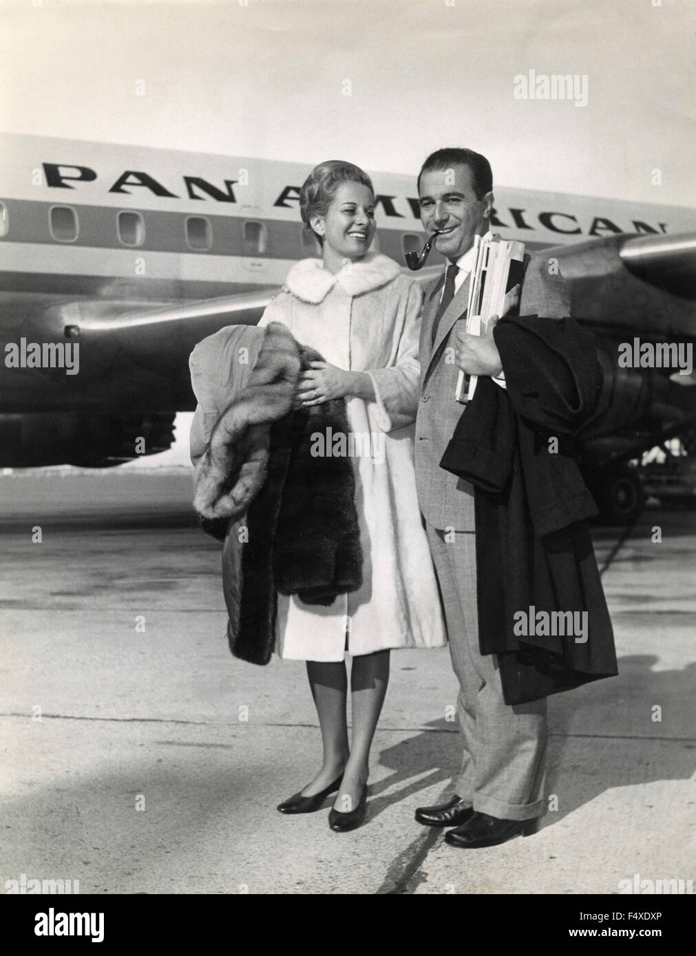Un couple élégant sur le tarmac à côté d'un avion de la Pan American, Italie Banque D'Images
