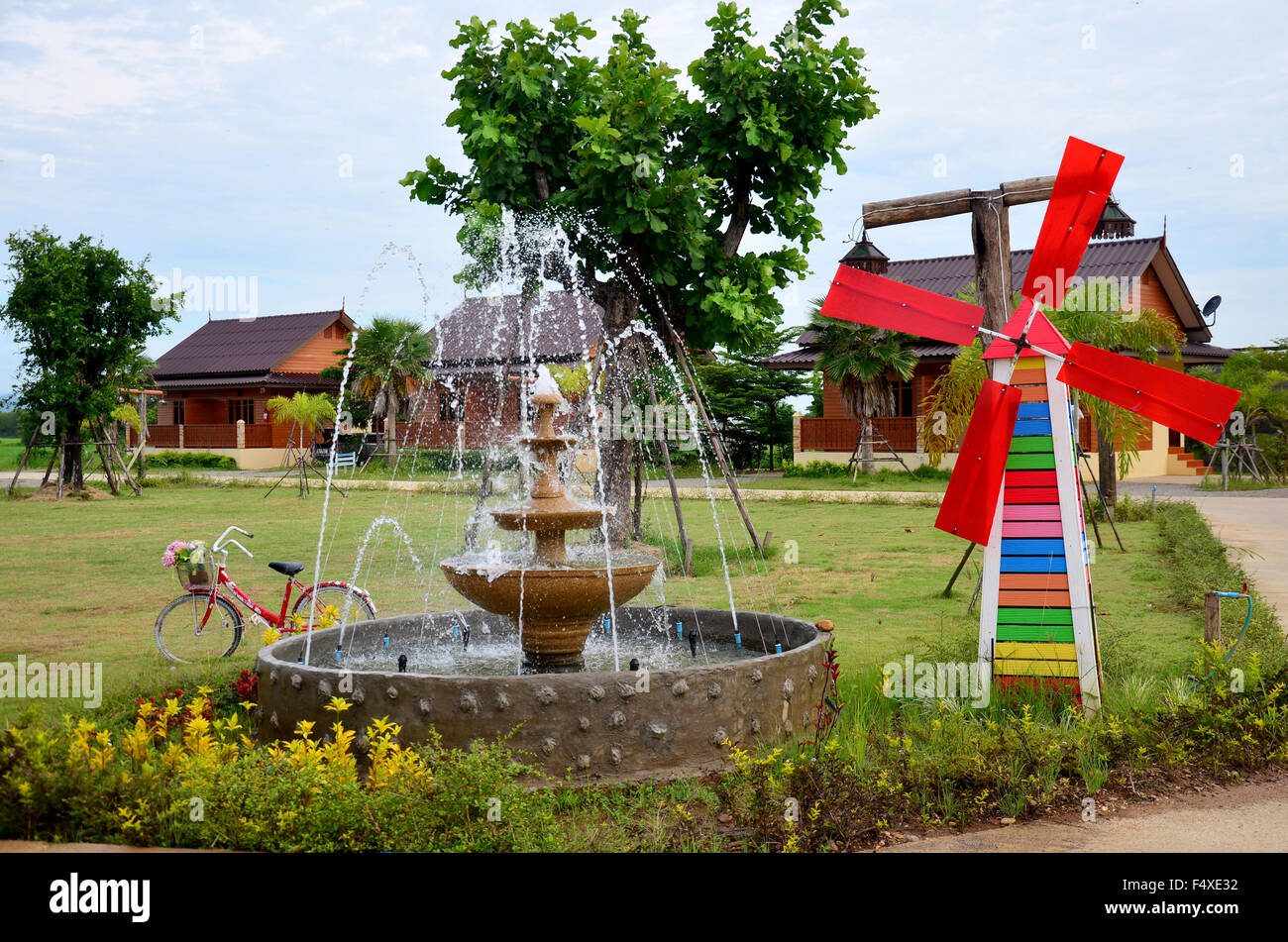 Décoration de l'axe de roue ou moulin de jardinage et fontaine dans le jardin à Phrae, Thaïlande Banque D'Images