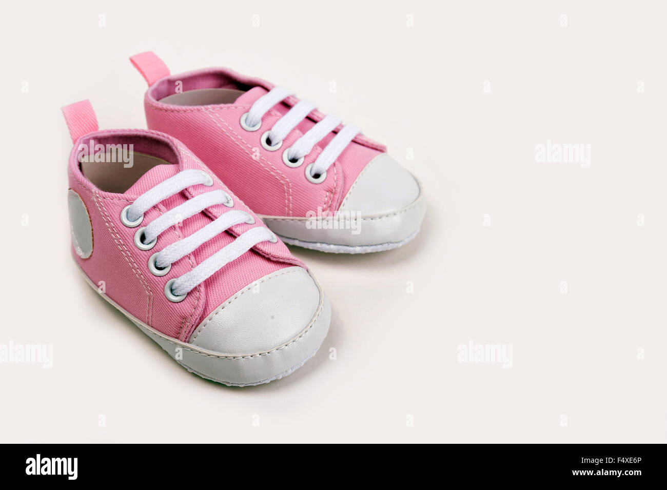 Chaussures bébé fille rose mignon / sneakers sur fond blanc close up Photo  Stock - Alamy