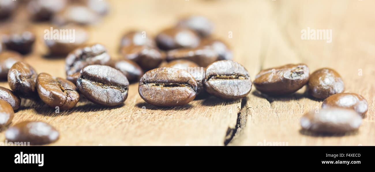 La texture des grains de café sur le fond en bois,selective focus,tonification ver Banque D'Images