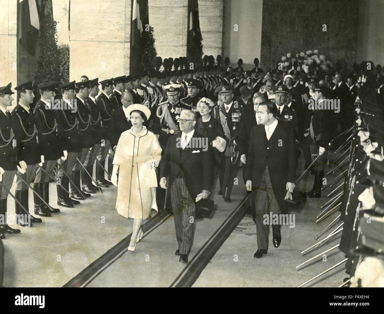 La Reine Elizabeth II d'Angleterre lors d'une visite à l'Italie s'est félicité par le Président Giovanni Gronchi à la gare d'Ostiense à Rome, Italie Banque D'Images